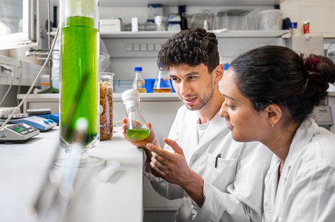 Auf dem Bild sind Studierende der Verfahrenstechnik und Naturstofftechnik an der TU Dresden zu sehen, die in einer Praxissituation innerhalb des Studiengangs fotografiert worden sind