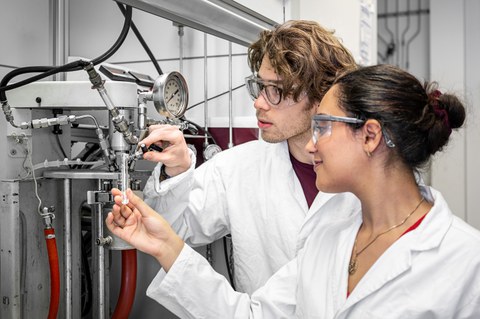 Auf dem Bild sind Studierenden der Verfahrenstechnik und Naturstofftechnik an der TU Dresden zu sehen, die in einer Praxissituation aus dem Studium fotografiert worden sind