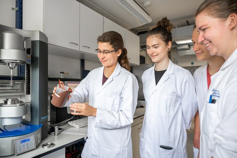 Auf dem Bild sind Studierende aus der Verfahrenstechnik und Naturstofftechnik der TU Dresden zu sehen, die in einer Praxissituation abfotografiert worden sind.