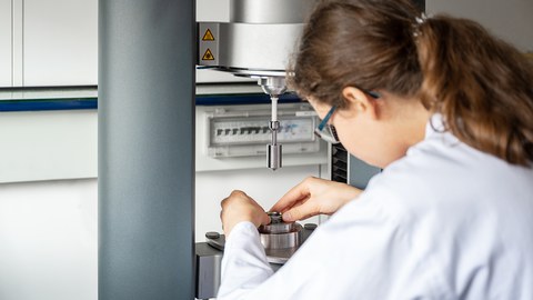 Auf dem Bild sind Studierende aus der Verfahrenstechnik und Naturstofftechnik der TU Dresden zu sehen, die in einer Praxissituation abfotografiert worden sind.