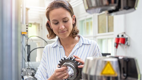Auf dem Bild sind Studierende der Werkstoffwissenschaft an der TU Dresden zu sehen, die in einer Praxissituation fotografiert worden