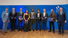 Gruppe von Absolventinnen und Absolventen