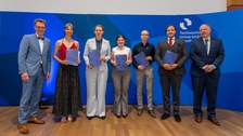Gruppe von Absolventinnen und Absolventen