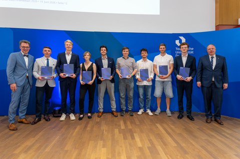 Gruppe von Absolventinnen und Absolventen