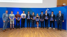 Gruppe von Absolventinnen und Absolventen