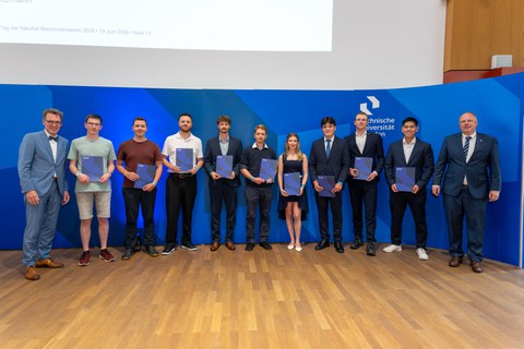 Gruppe von Absolventinnen und Absolventen