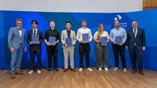 Gruppe von Absolventinnen und Absolventen