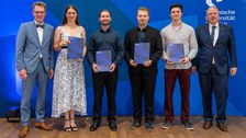 Gruppe von Absolventinnen und Absolventen