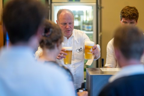 Prof. Christian Schmale beim Bierzapfen