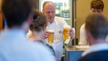 Prof. Christian Schmale beim Bierzapfen