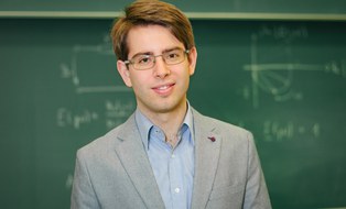 Porfilbild von Christoph Laabs. Es zeigt ihn vor einer Tafelszene.