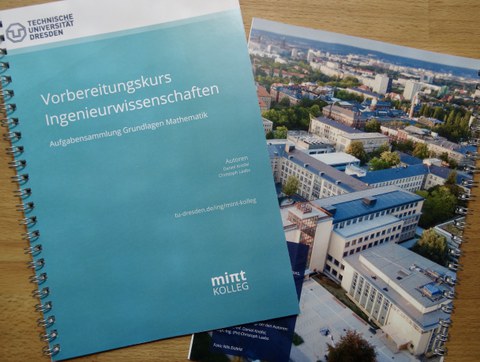 Das Bild zeigt die Aufgabenheft des Grundlagenmoduls im Jahr 2020 in Vorder- und Rückseite.