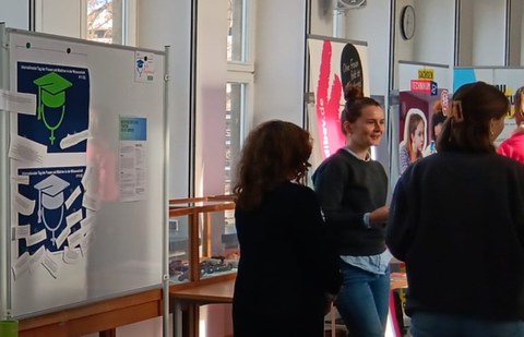 Blick auf ein Poster zum Internationalen Tag der Frauen und Mädchen in der Wissenschaft