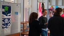Blick auf ein Poster zum Internationalen Tag der Frauen und Mädchen in der Wissenschaft