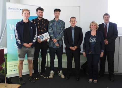 Gruppenfoto zur Verleihung des 50. Gründerstipendiums an ein Informatik-Team.