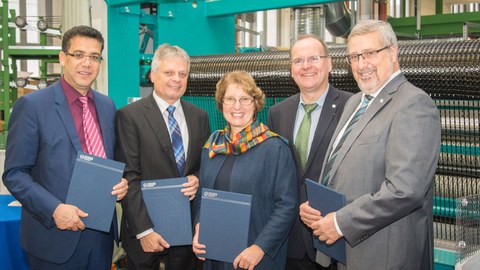 Gruppenfoto bei der Unterzeichnung der Gründungsurkunde des Forschungszentrum HP-Fibre-Structures: v.l.n.r. Prof. Chokri Cherif (ITM), Prof. Hubert Jäger (ILK), Prof. Brigitte Voit (IPF), Prof. Alexander Michaelis (IKTS) und Prof. Eckhard Beyer (IWS).