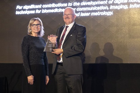 SPIE-Präsidentin Prof.in Jennifer Barton von der University of Arizona übergab Prof. Juergen Czarske den Dennis Gabor Award in Diffractive Optics. 