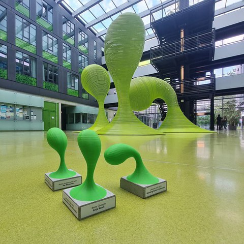 Blick auf die Lehrpreise der Informatik im Foyer des Informatik-Gebäudes