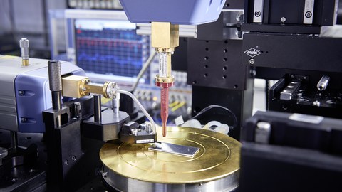 Auf dem Foto sieht man ein Messgerät aus der Hochfrequenztechnik.