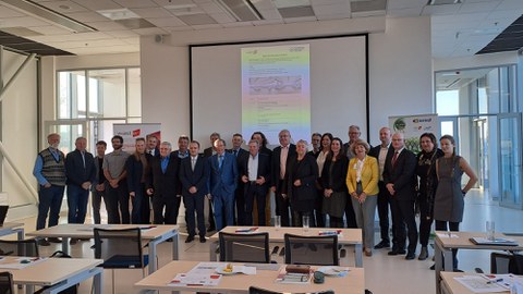 Auf dem Bild sieht man eine Gruppe von Personen.