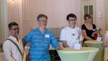 Gäste des Get-Togethers unterhalten sich