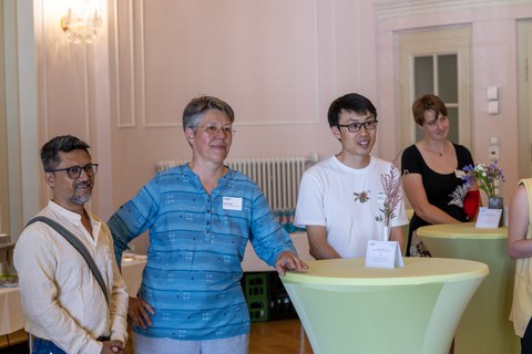 Gäste des Get-Togethers unterhalten sich