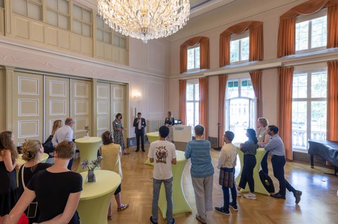 Die Gäste stehen im Festsaal des Rektorats