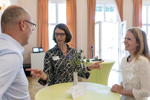 Gäste des Get-Togethers unterhalten sich