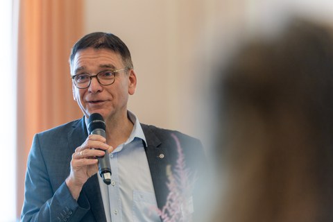 Professor Tetzlaff spricht ins Mikrofon