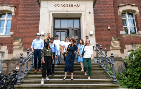 Aufnahme der Gäste während des Campusrundgangs vor dem Görges Bau