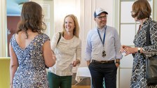 Gäste des Get-Togethers unterhalten sich