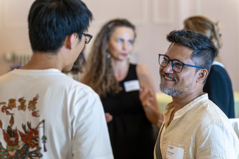 Gäste des Get-Togethers unterhalten sich