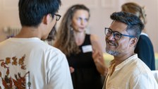 Gäste des Get-Togethers unterhalten sich
