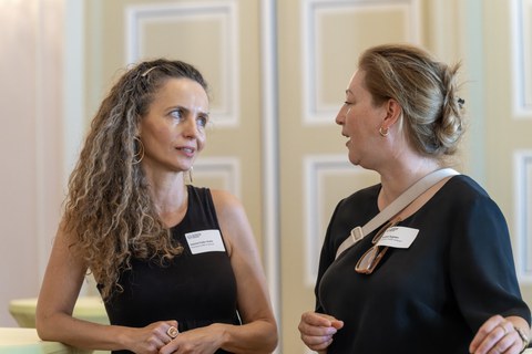 Gäste des Get-Togethers unterhalten sich