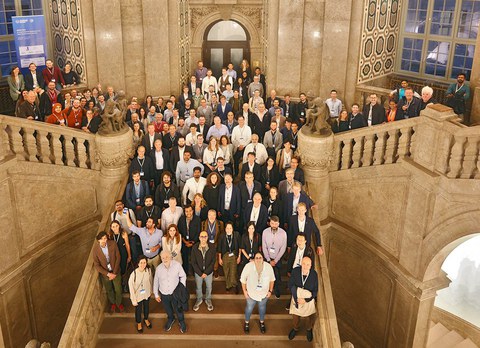 Guppenfoto auf einer großen Treppe.
