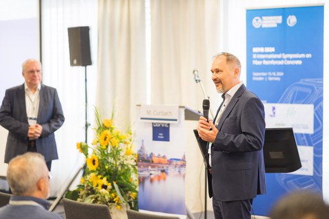 Vortragender auf einer Konferenz.