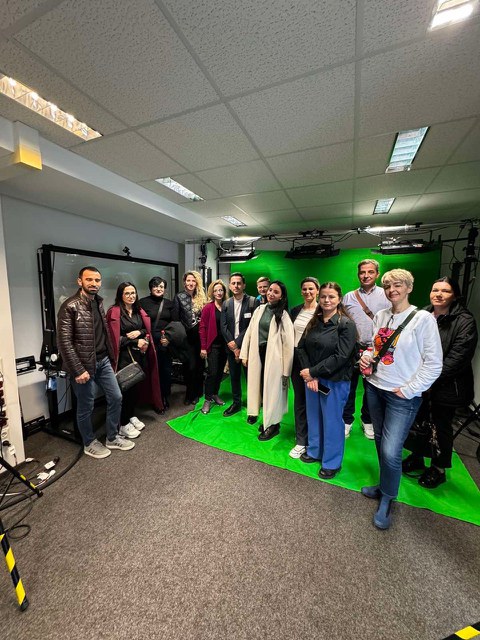 Gruppenbild in einem Studio mit Greenscreen.