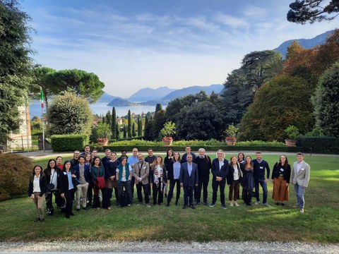 Gruppenbild in einem mediterranen Garten mit See im Hintergrund.