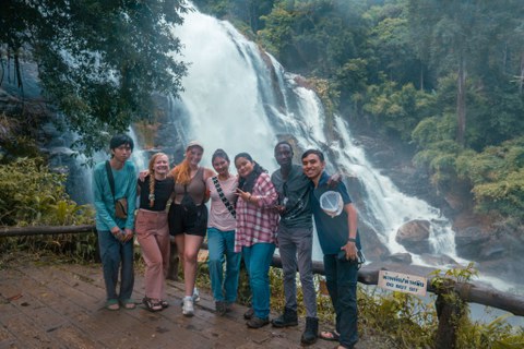 Gruppenbild von internationalen Studierenden vor einem Wasserfall.