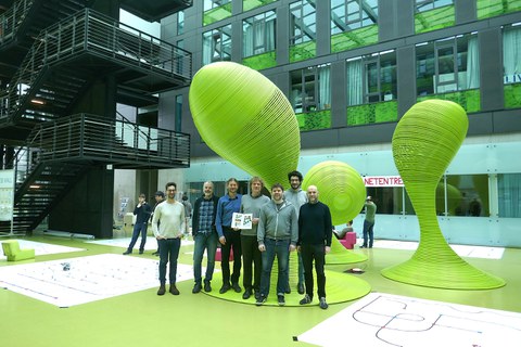 Gruppenbild im grünen Foyer des Andreas-Pfitzmann-Baus (APB). 