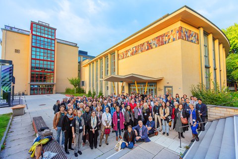 Gruppenbild vor dem Barkhausen Bau.