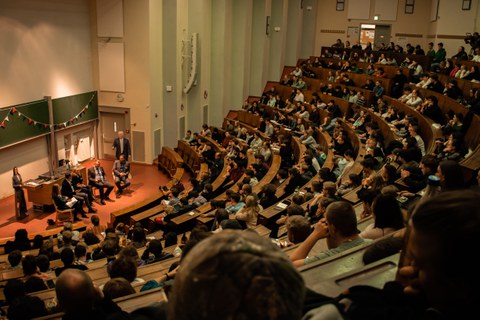 Podiumsdiskussion im Hörsaal.