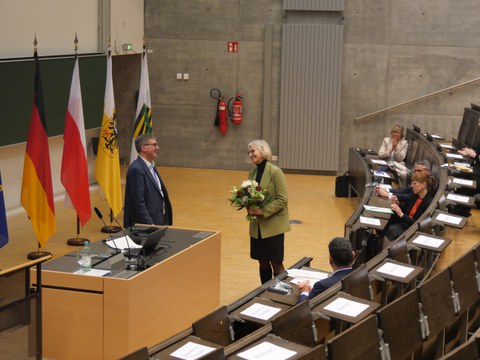 Übergabe eines Blumenstraußes auf dem Kongress.