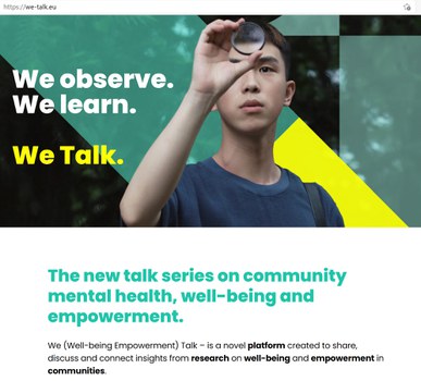 Ein junger Mensch hält eine Lupe vors Auge. Im Hintergrund steht der Text „We observe. We learn. We talk.“ Darunter macht der Text Werbung für eine neue Vortragsreihe zu psychischer Gesundheit, Wohlbefinden und Selbstbestimmung in der Gemeinschaft