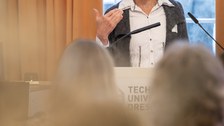 Prorektorin Universitätskultur hält Rede
