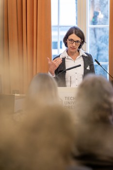 Prorektorin Universitätskultur hält Rede