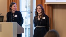 Laudatorin und Preisträgerin auf Bühne