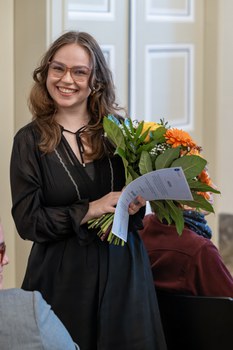 Preisträgerin mit Blumen
