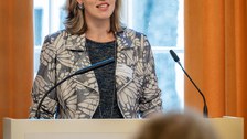 Laudator hält Rede