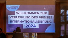 Powerpoint Slide mit Text "Willkommen zu Preisverleihung des Preis Internationalisierung 2024"